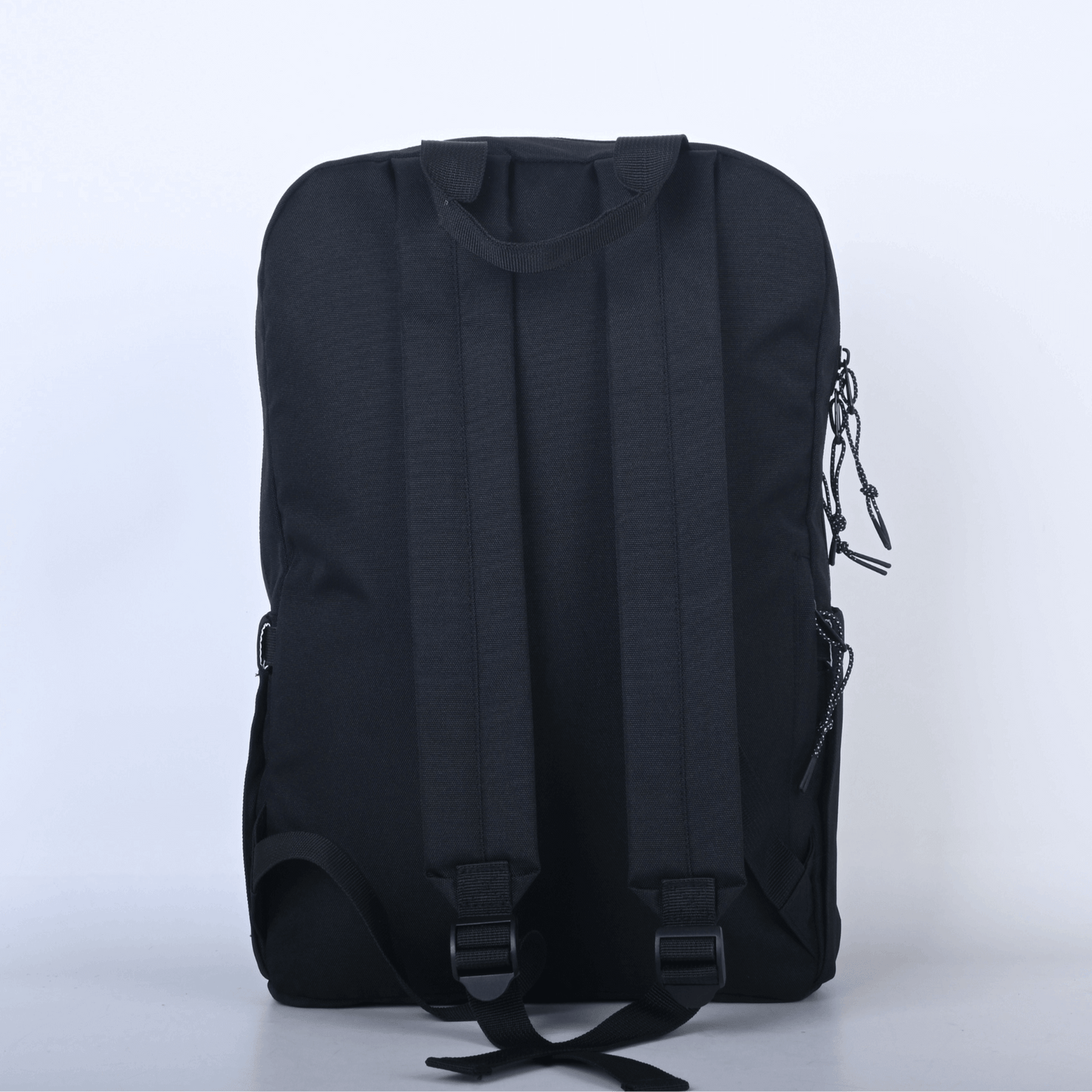 Sac à dos noir en polyester recyclé conçu par Lix design au Québec. hydrofuge