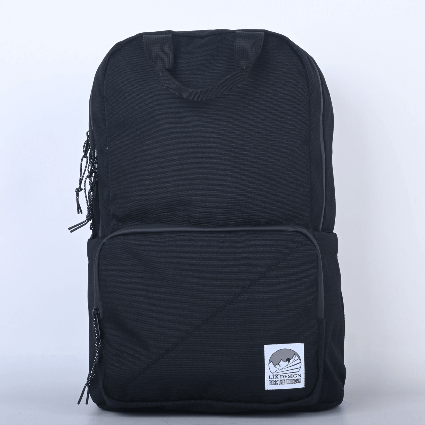 Sac à dos noir conçu au Québec en polyester recyclé par Lix design. hydrofuge
