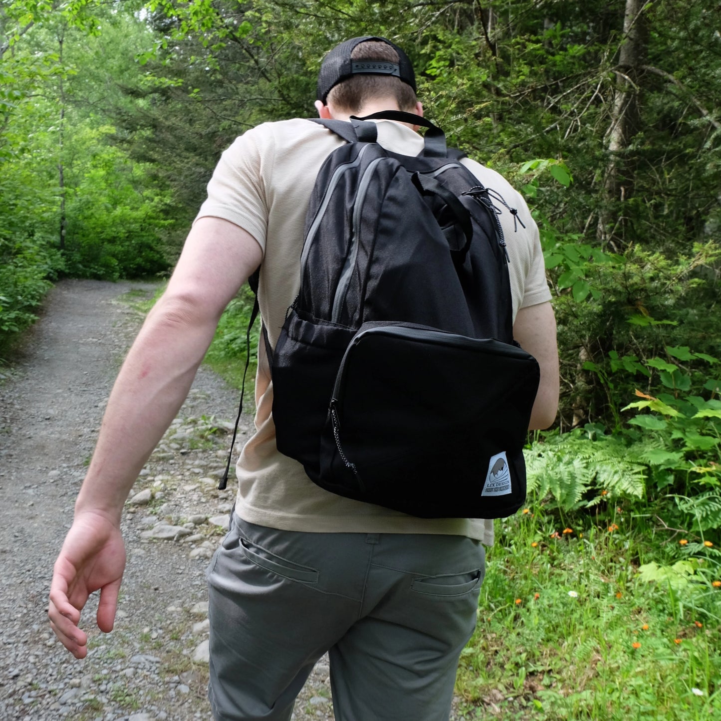Backpack noir conçu par Lix au Québec. Fait en polyester recyclé. Sac à dos. hydrofuge