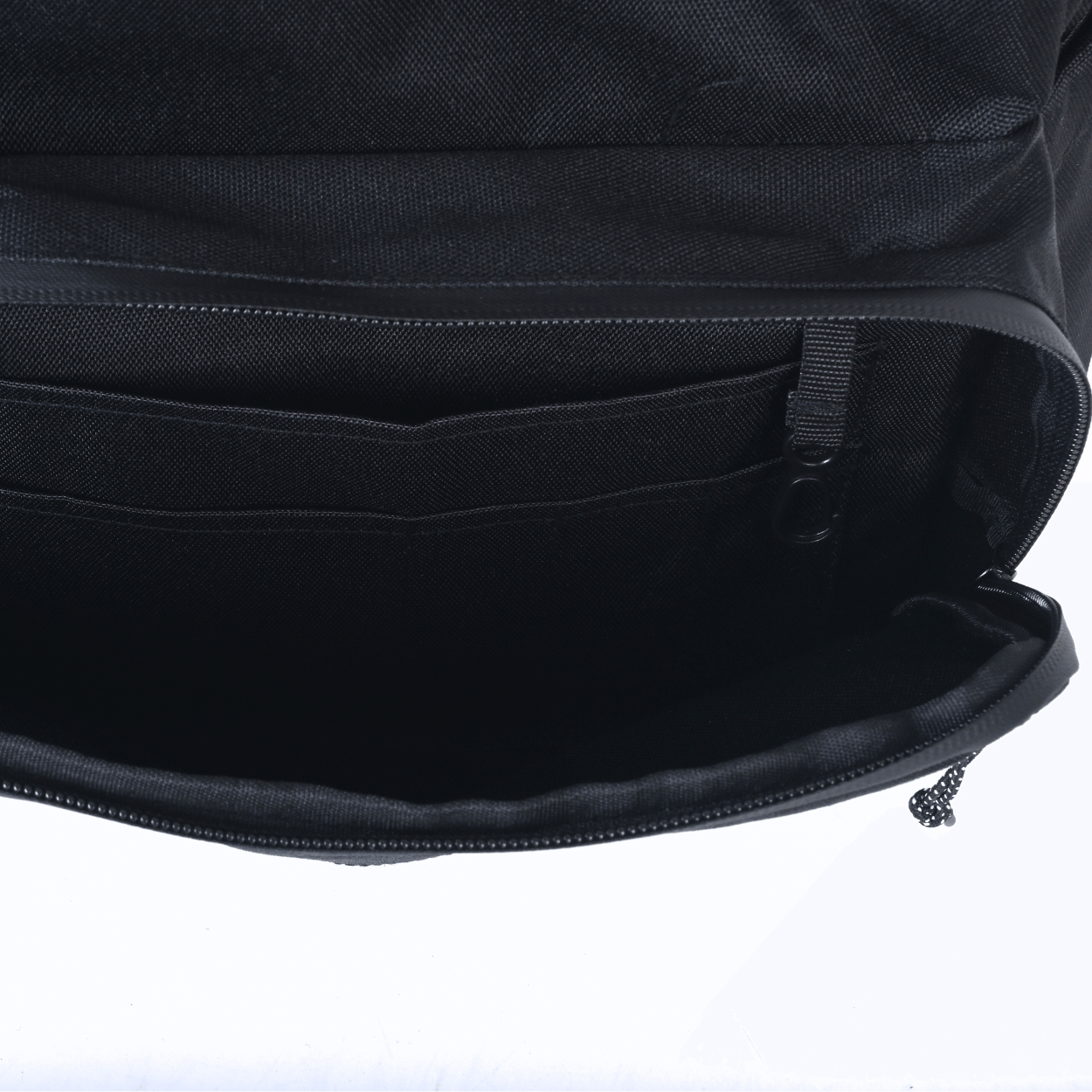 Sac à dos noir en polyester recyclé hydrofuge conçu par Lix au Québec.
