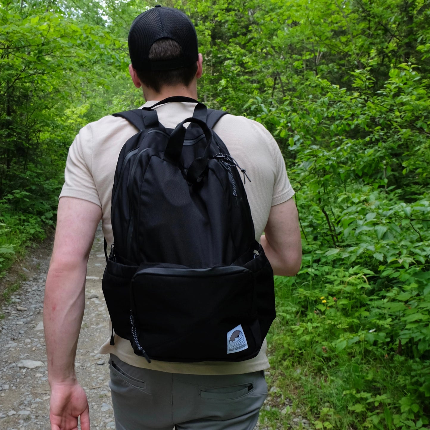 Sac à dos noir en polyester recyclé conçu au Québec par Lix design. hydrofuge