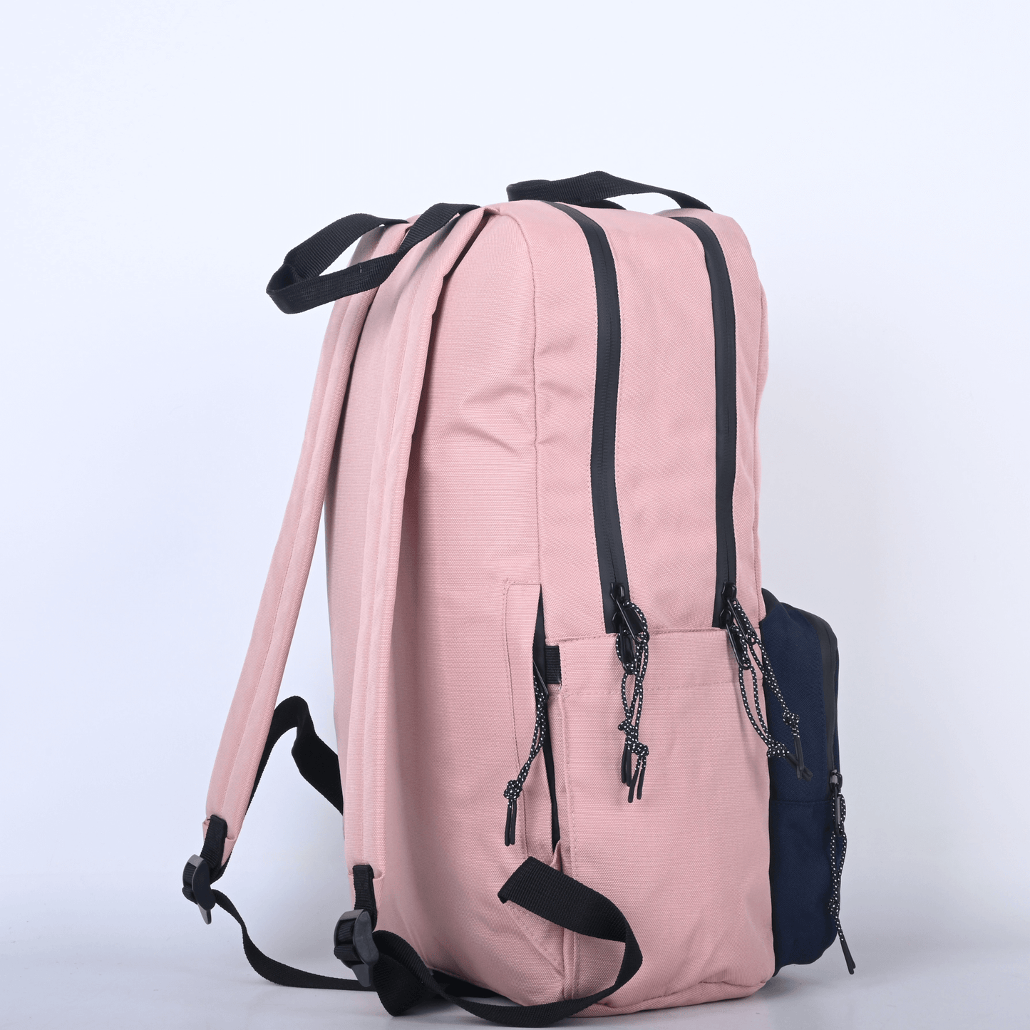 Sac a dos de couleur rose en polyester recyclé conçu par LIX au Québec. hydrofuge