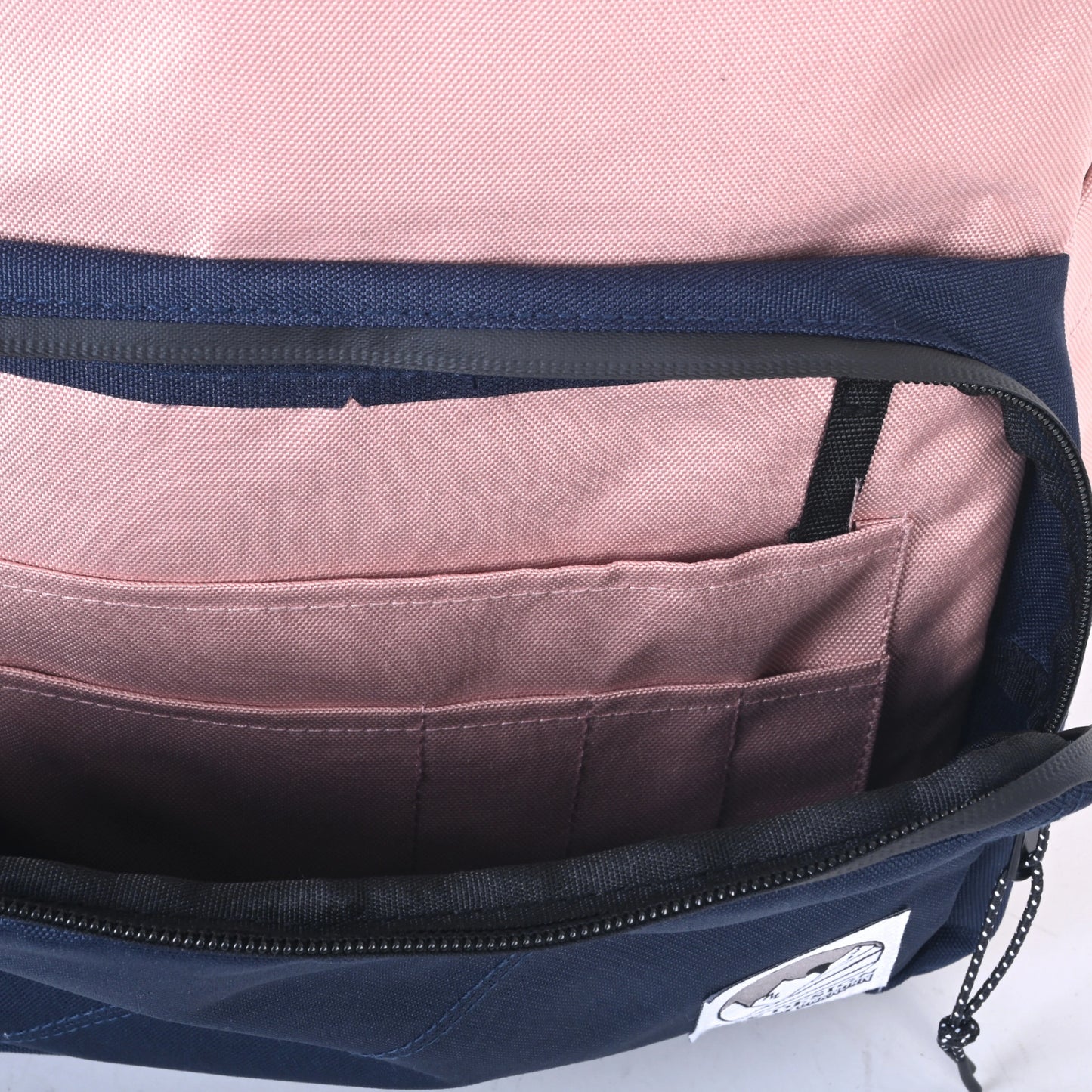Sac a dos rose avec rangement conçu au Québec par LIX.