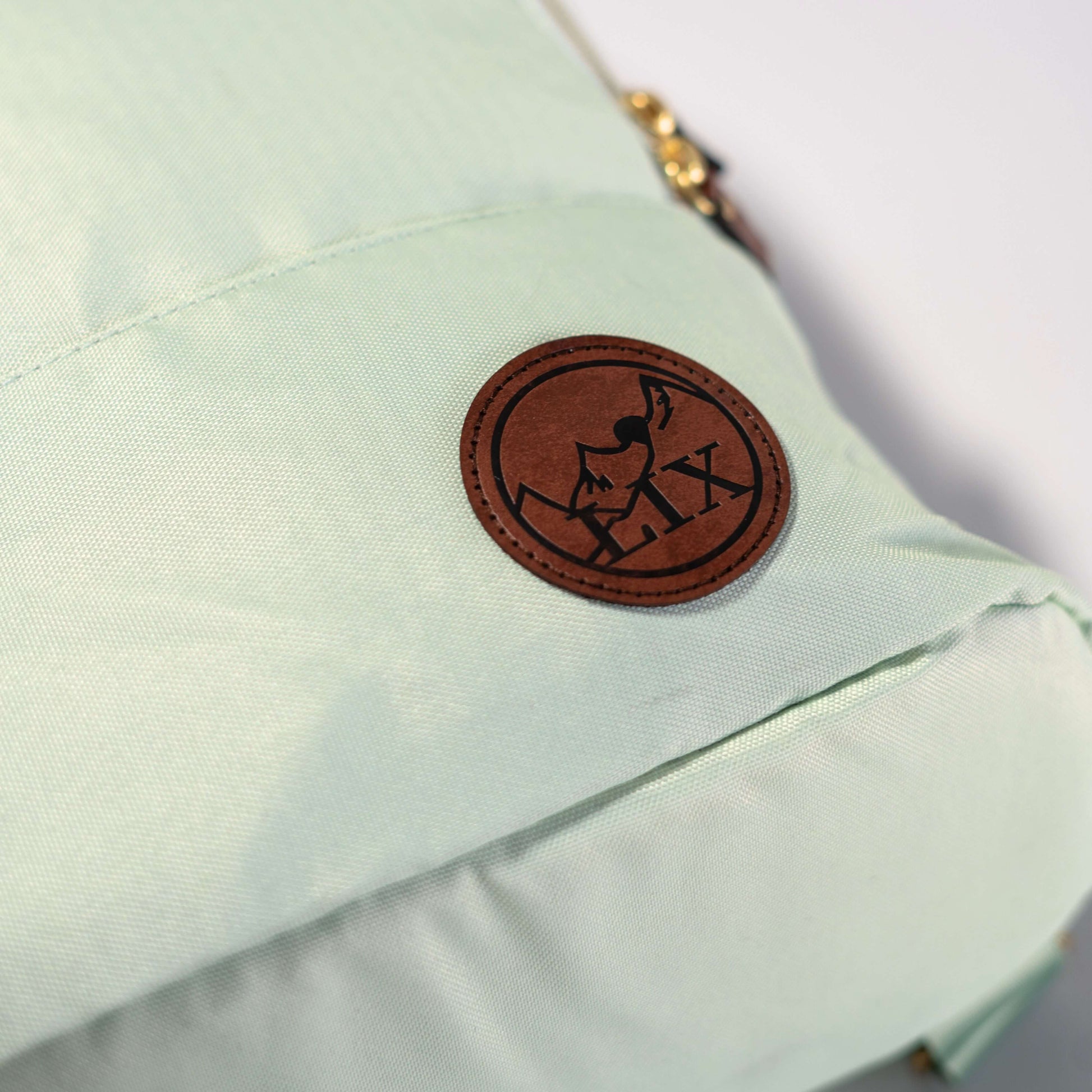 Sac à dos vert menthe fais de polyester recyclé avec badge en cuir vegan. Backpack made in canada. Lix. Sac a dos Canada