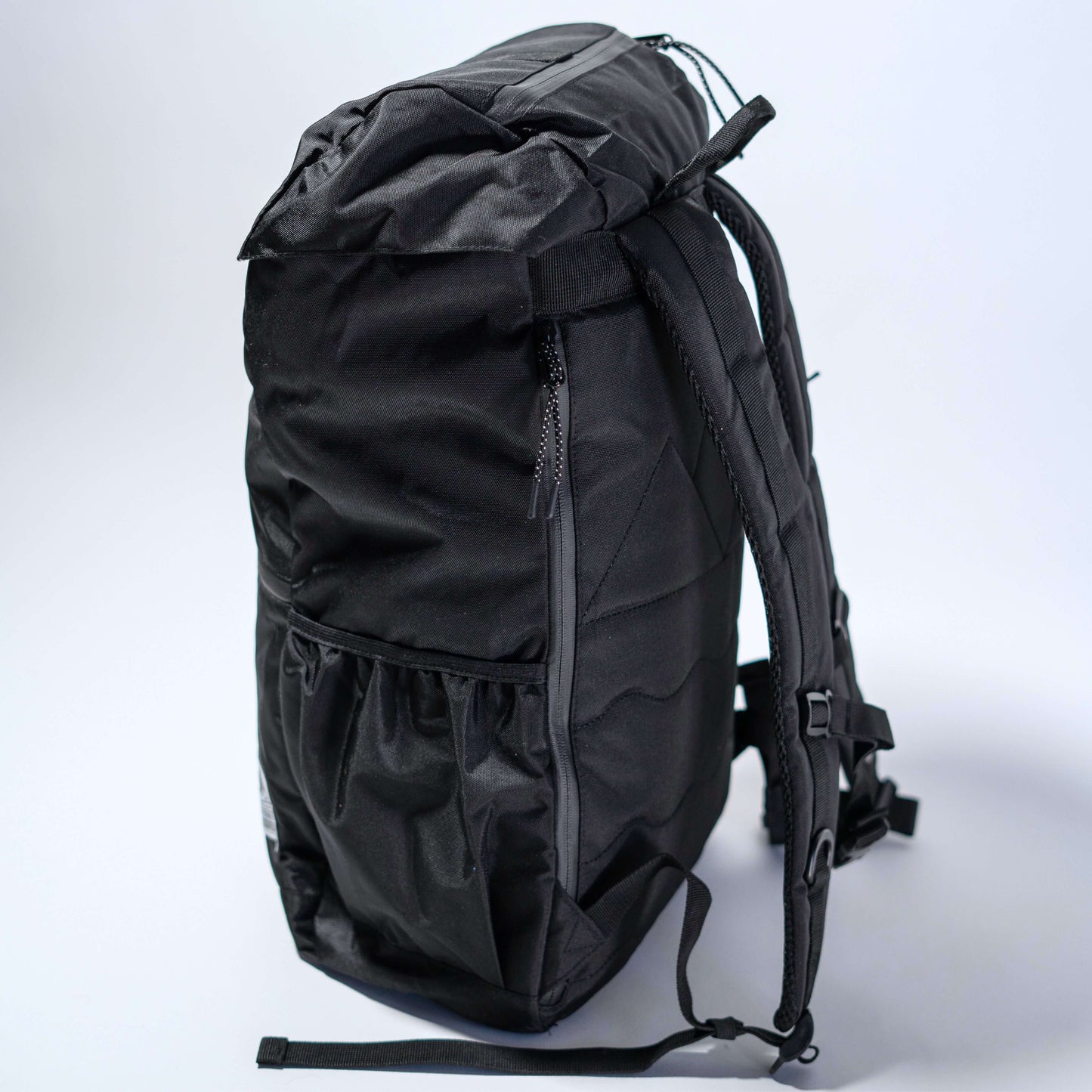 Sac à dos noir conçu par une entreprise Québécoise. Backpack made in canada. Lix. Sac a dos Canada