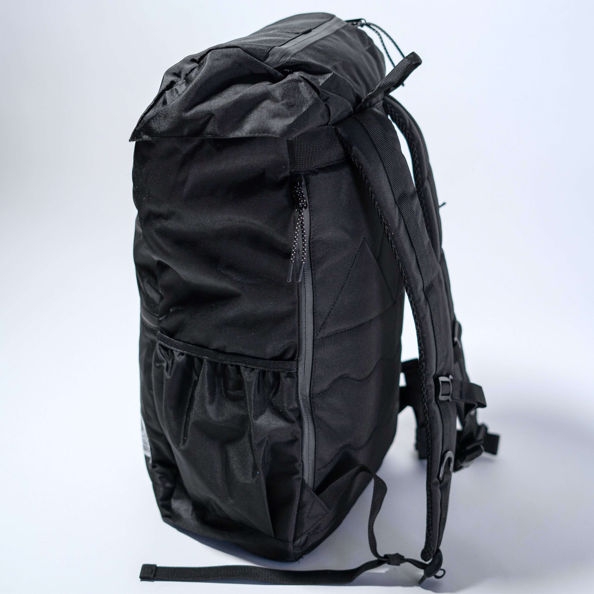 Sac à dos noir conçu par une entreprise Québécoise. Backpack made in canada. Lix. Sac a dos Canada
