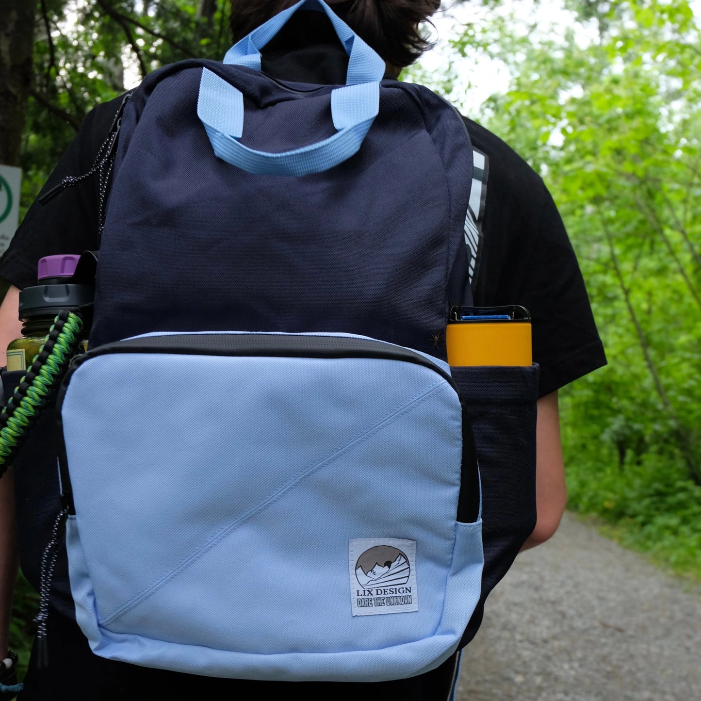 Sac a dos bleu en polyester recyclé conçu par LIX. hydrofuge