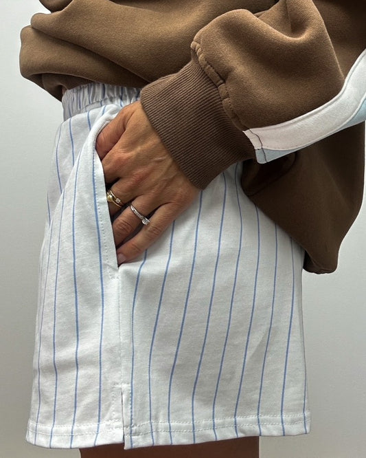 Short blanche avec fine rayure bleu avec poches sur les coté pour femme avec élastique confortable concu par Lix une entreprise Québécoise.