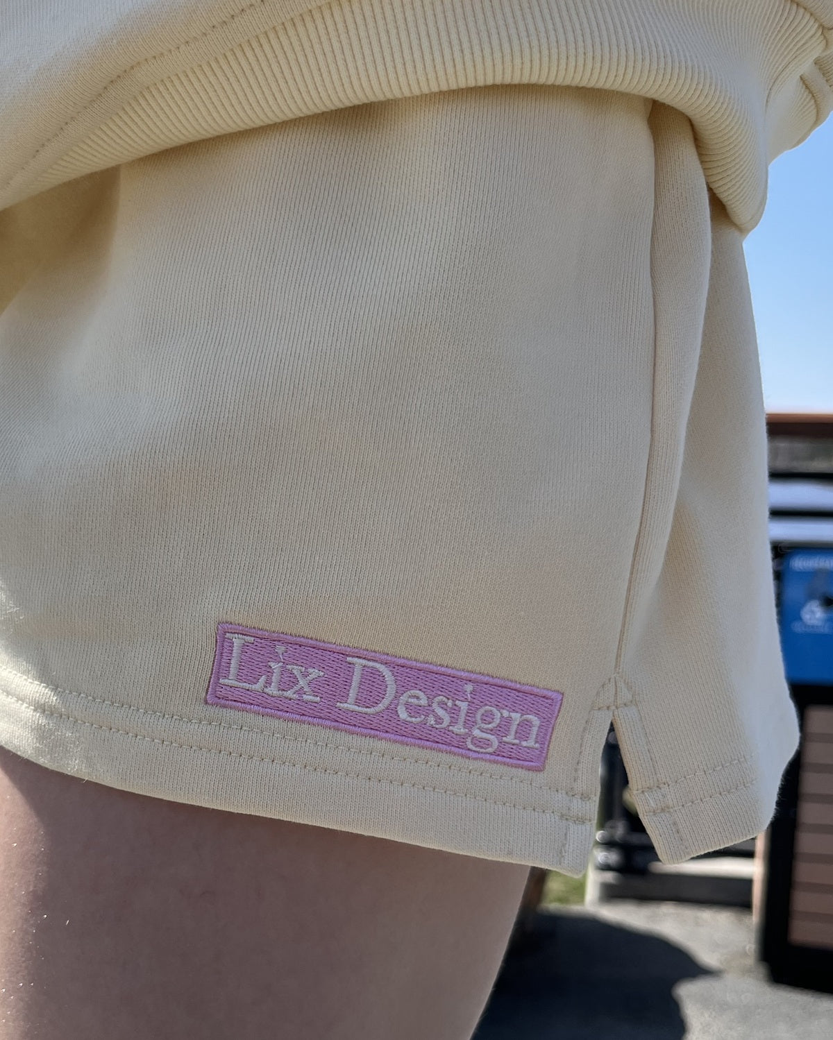 Short lix jaune conçu par LIx. Abitibi.