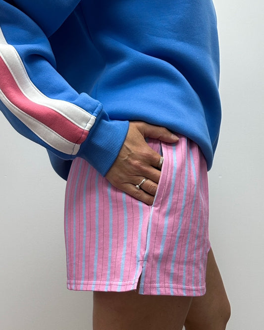Short rose avec rayure bleu. Poches et tissu non transparent. Coton doux et léger.