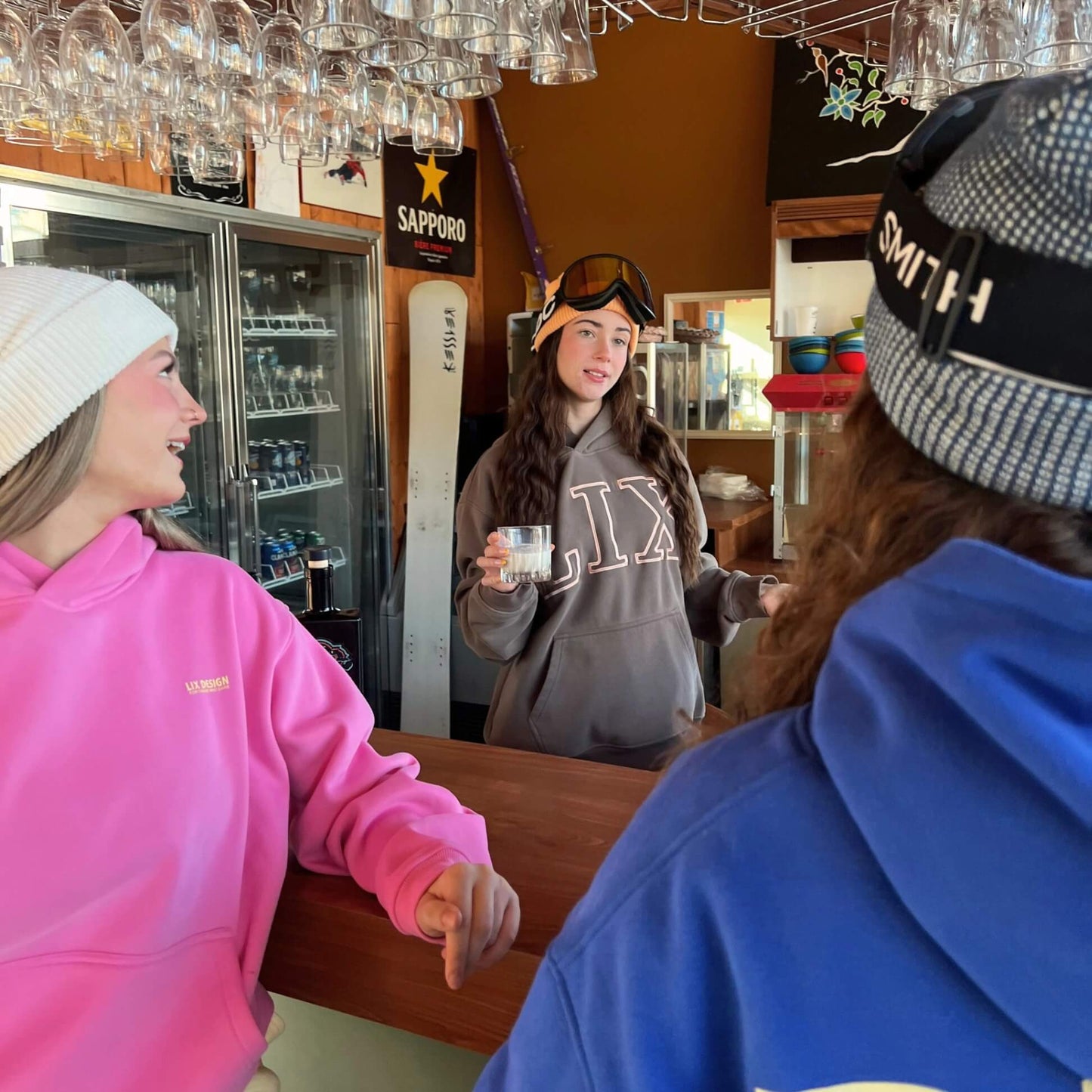 Hoodie chandail a capuche de couleur brun avec intérieur velours et broderie au devant de couleur beige or rose.