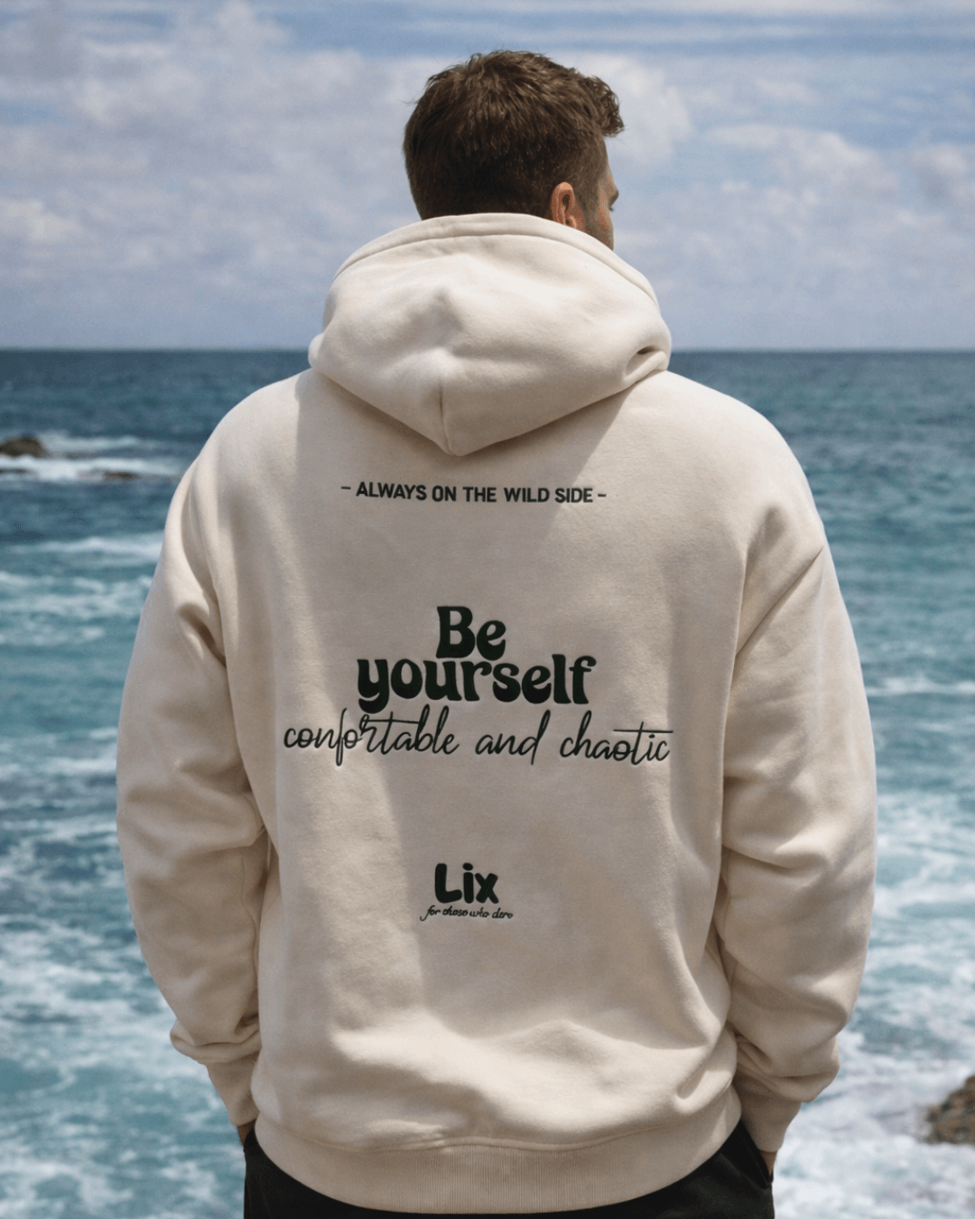 Lix hoodie beige avec broderie vert foncé.