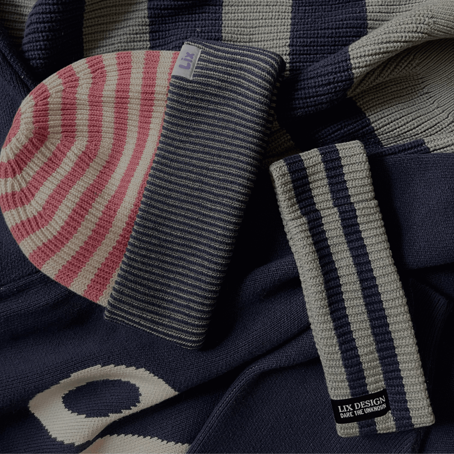 Lix bandeau et tuque en tricot bleu et vert.