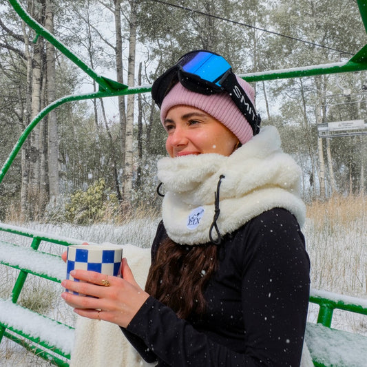 Hooder de couleur blanc vanille conçu par lix pour la montagne et pour les aventures en ski.