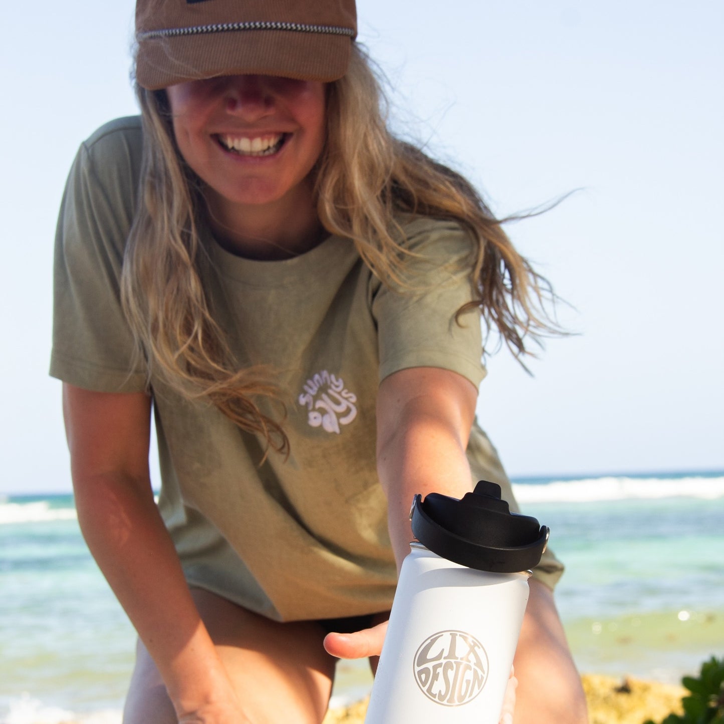 T-shirt vert kaki avec broderie blanche au devant et imprimé au dos.