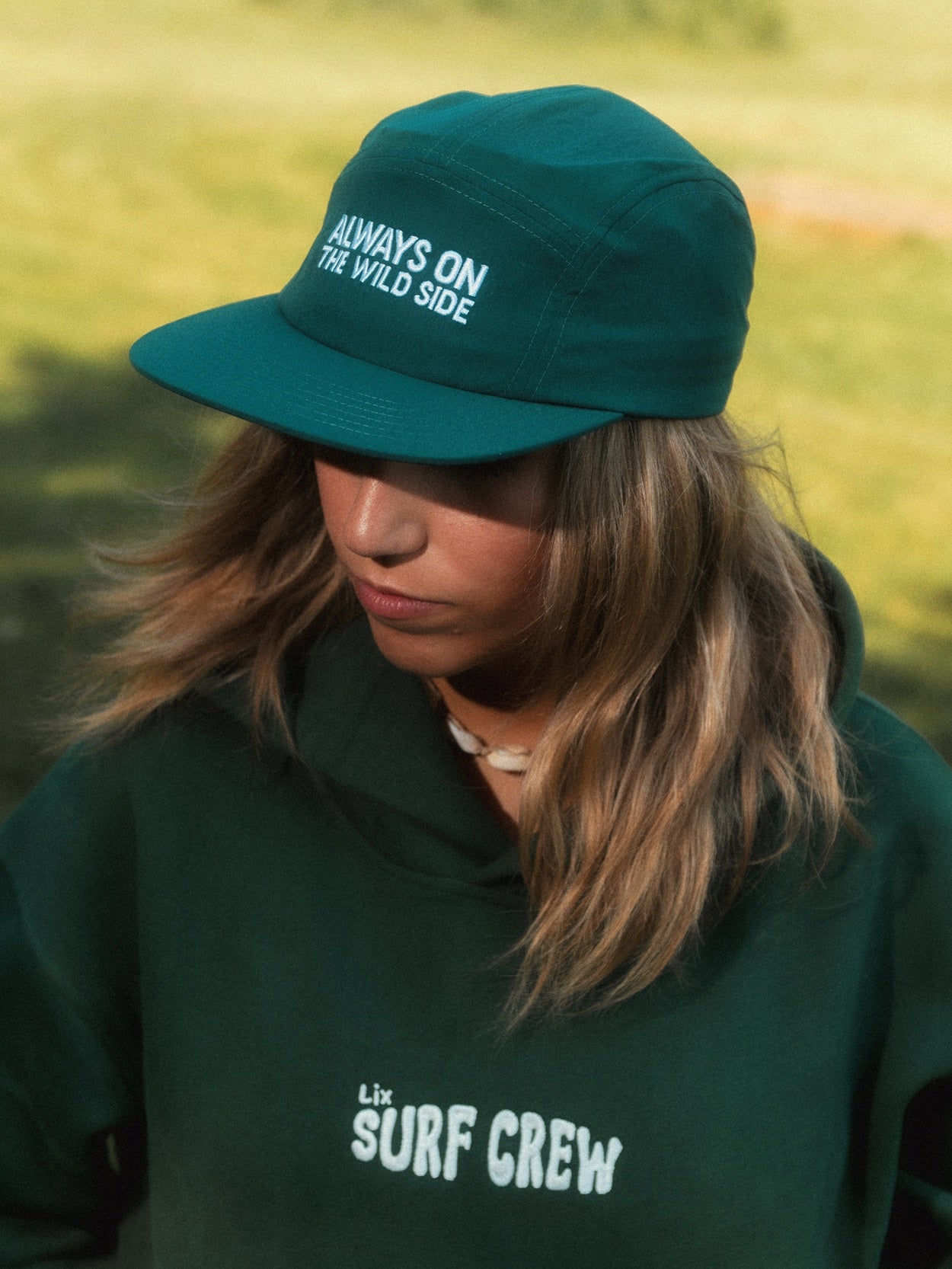 Casquette Surf Crew verte LIX Design – Zoom broderie, qualité premium outdoor.