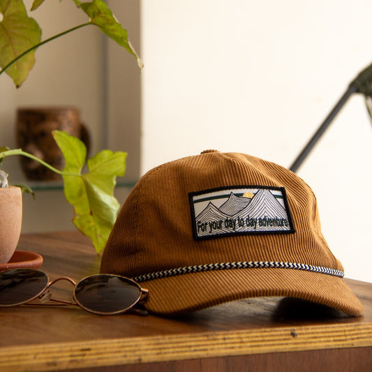 Casquette brune en velours côtelé. Summer collection 2025. Conçu par lix une entreprise québécoise.