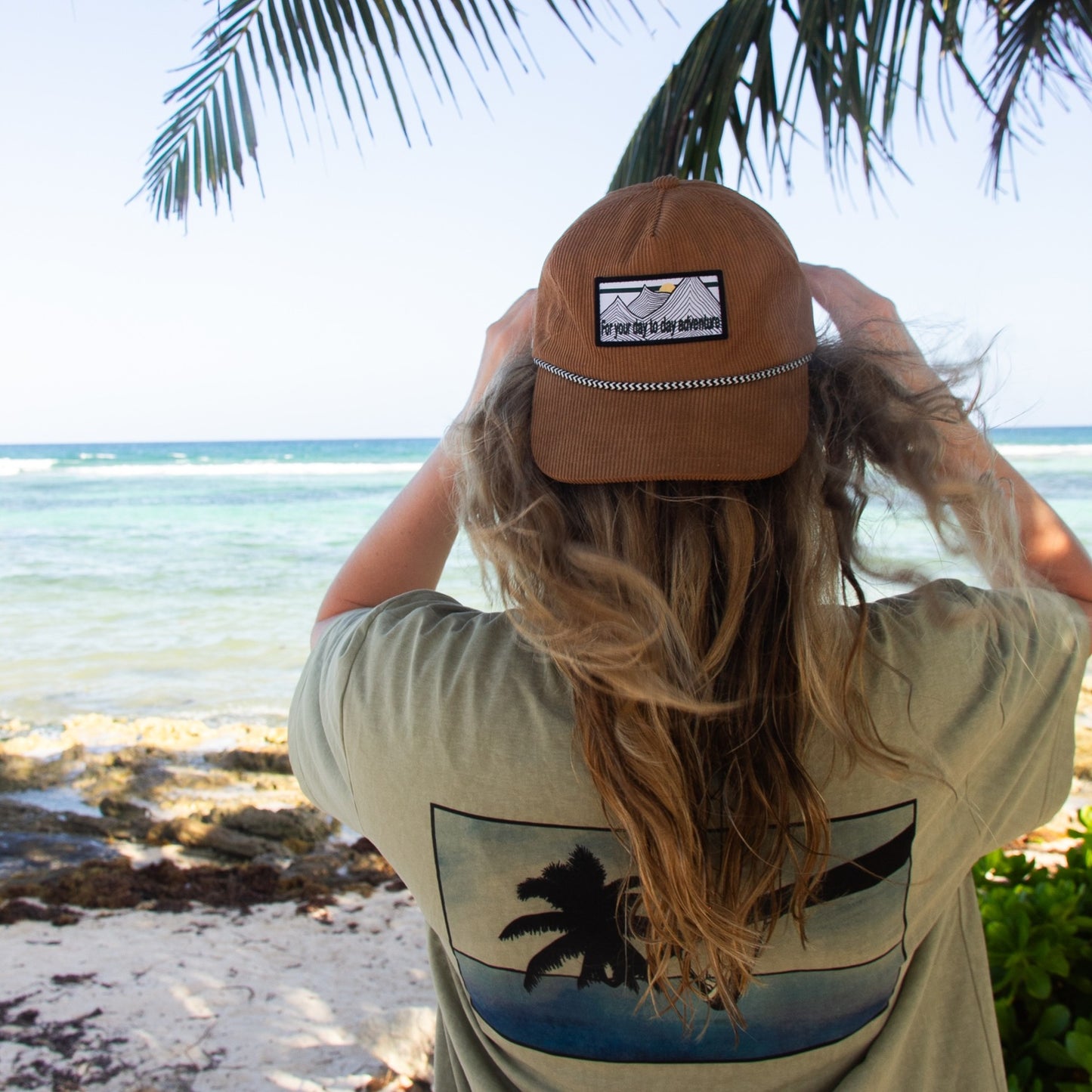 Casquette en corduroy brune avec badge ''for your day to day adventure'' au devant. Summer collection hat. Conçu par Lix une entreprise québécoise. Designed by Lix.