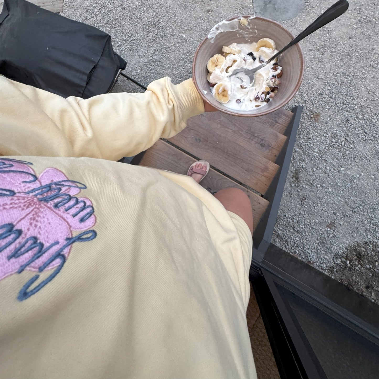Crewneck yellow chandail jaune collection été conçu par Lix une entreprise Québécoise.