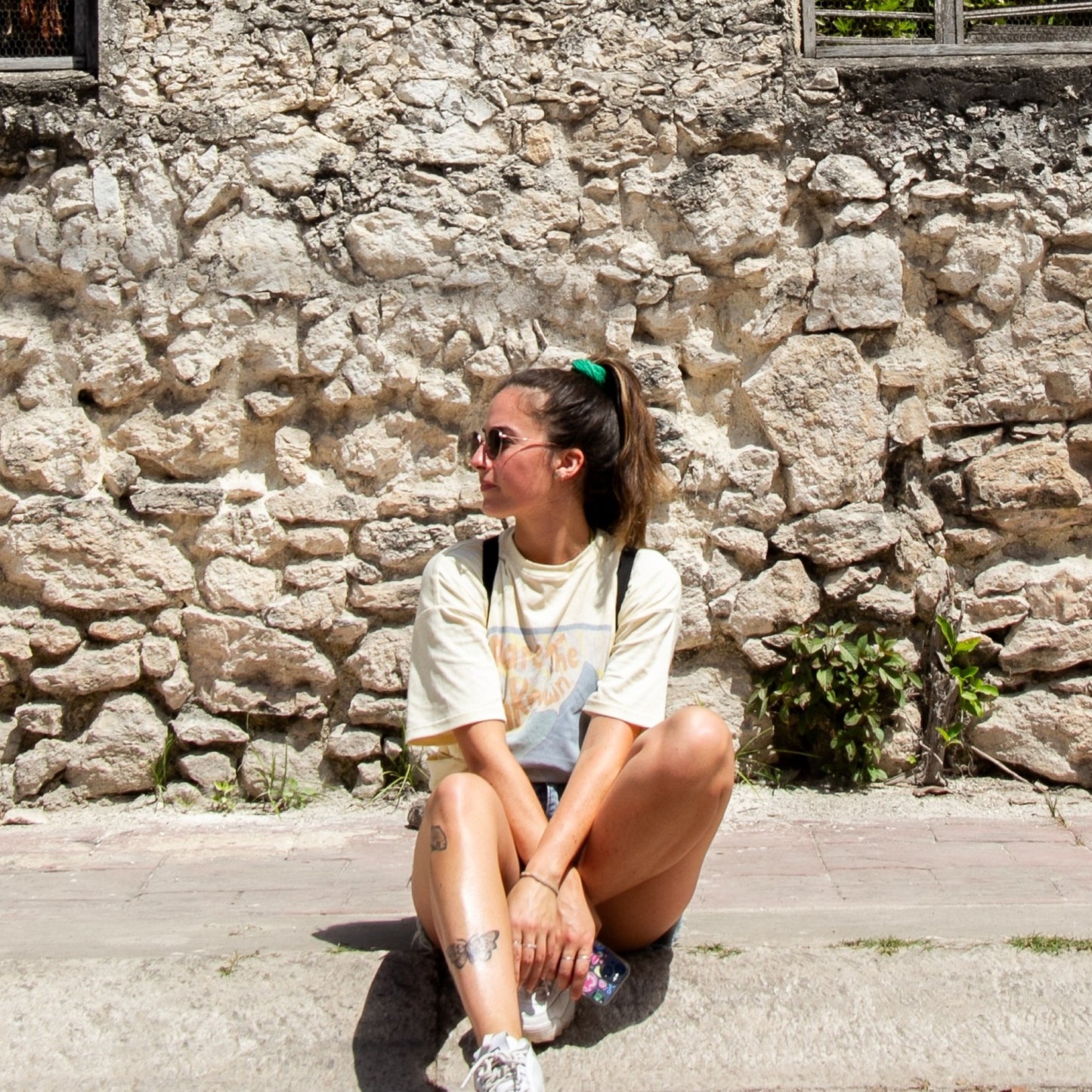 Tshirt oversize de couleur jaune conçu par lix une entreprise québécoise. Le parfait fit oversize recherché.