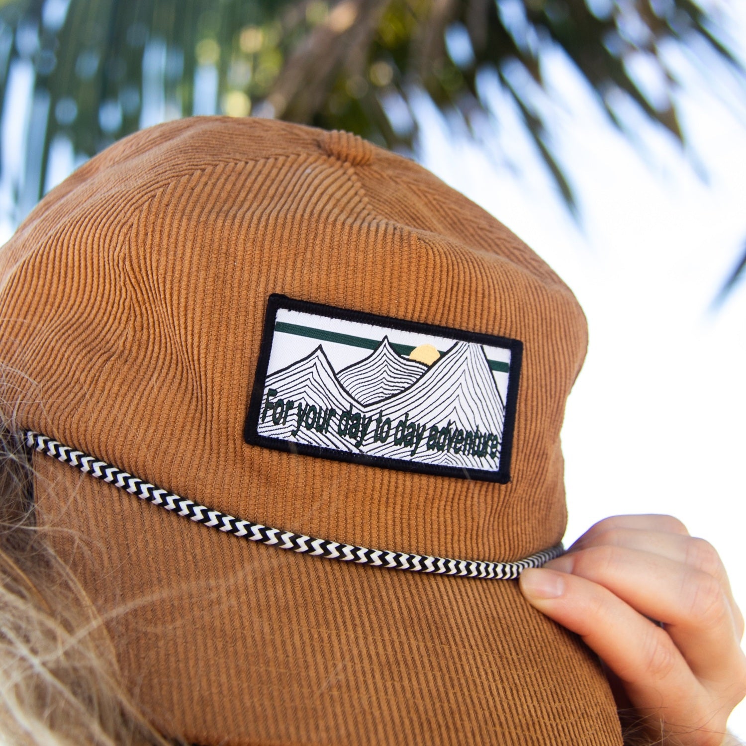 Casquette en corduroy brune. Brown corduroy hat with stripe black and white cord. Designed by lix a Canadian Brand.