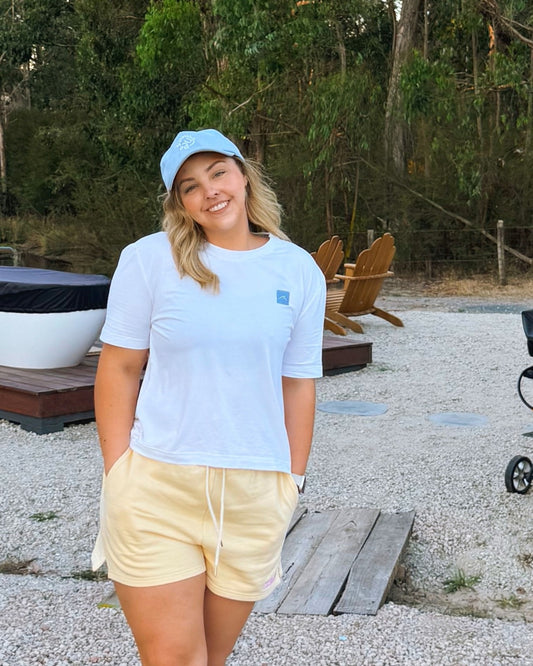 Short jauen et tshirt blanc lIx. Conçu au Québec par LIX.