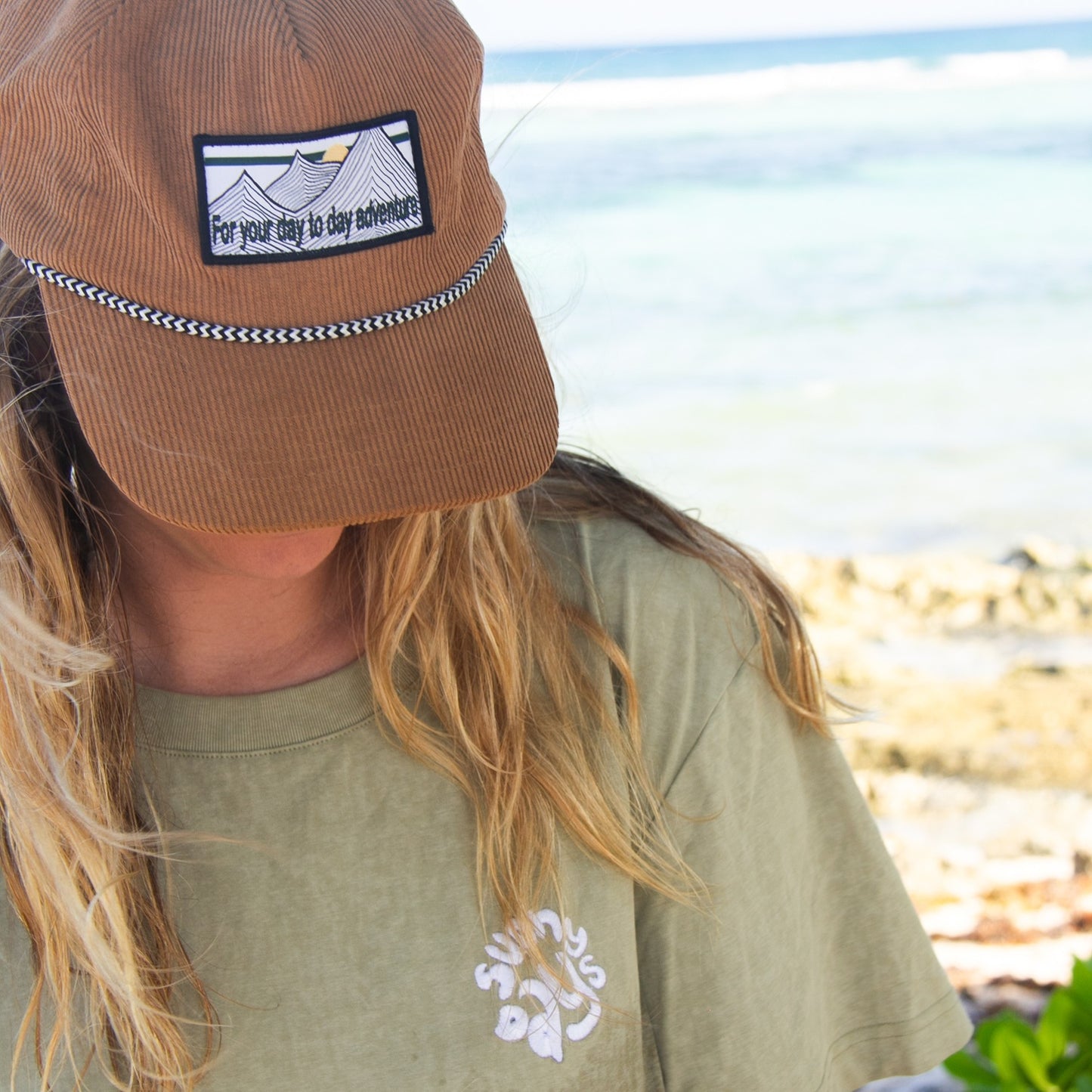 Collection d'été lix. Tshirt vert avec broderie sunny days au devant et imprimé au dos. Casquette brune en velours côtelé.