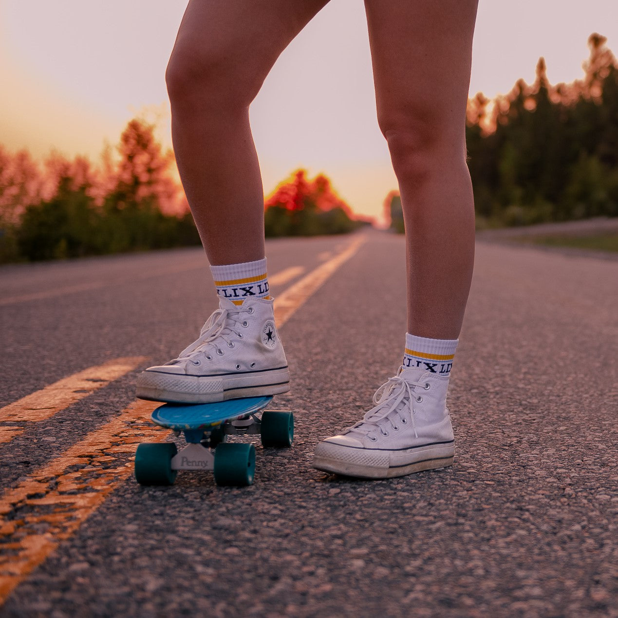 Chaussette parfaite pour le skate concu pour bouger de couleur blanche avec rayure jaune et inscription LIX. Bas court.