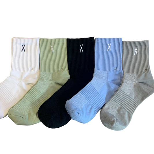 Chaussette pour les sports conçu par Lix design une entreprise québécoise. Bas noir, blanc, vert, bleu, gris, de sport. Bas court.