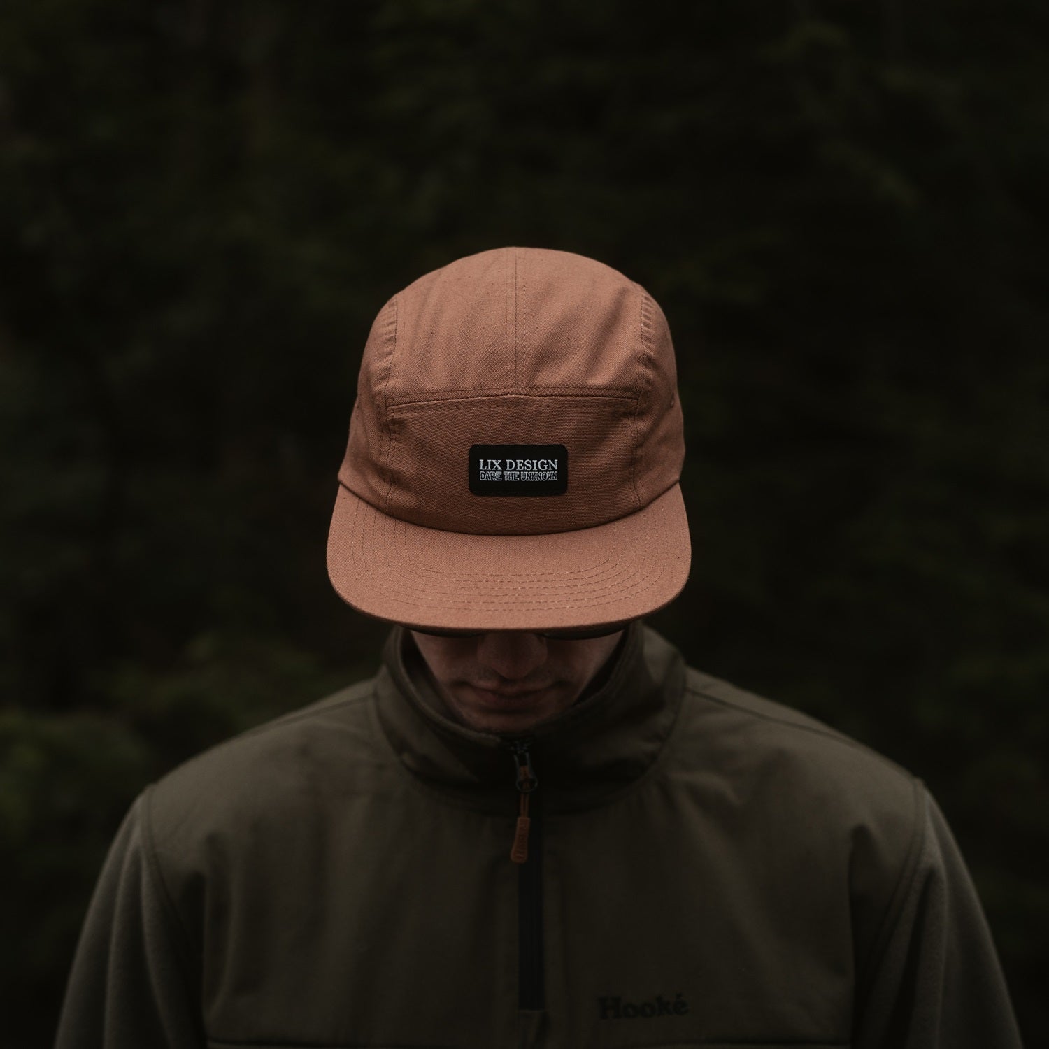 Casquette de couleur brune conçu de matière recyclé par Lix design une entreprise Québécoise.