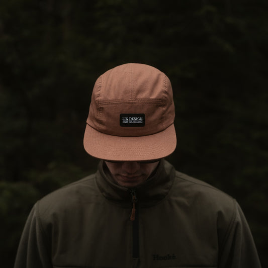 Casquette de couleur brune conçu de matière recyclé par Lix design une entreprise Québécoise.