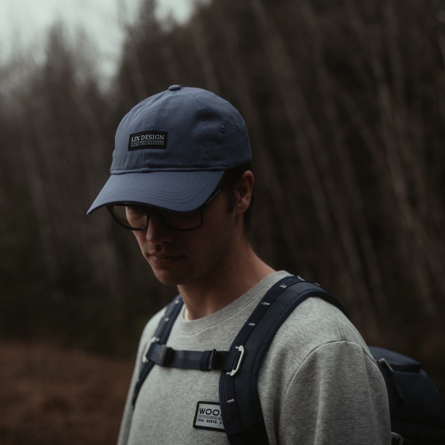Casquette de couleur bleue fait de matières recyclées. Conçu par Lix design une entreprise québécoise.