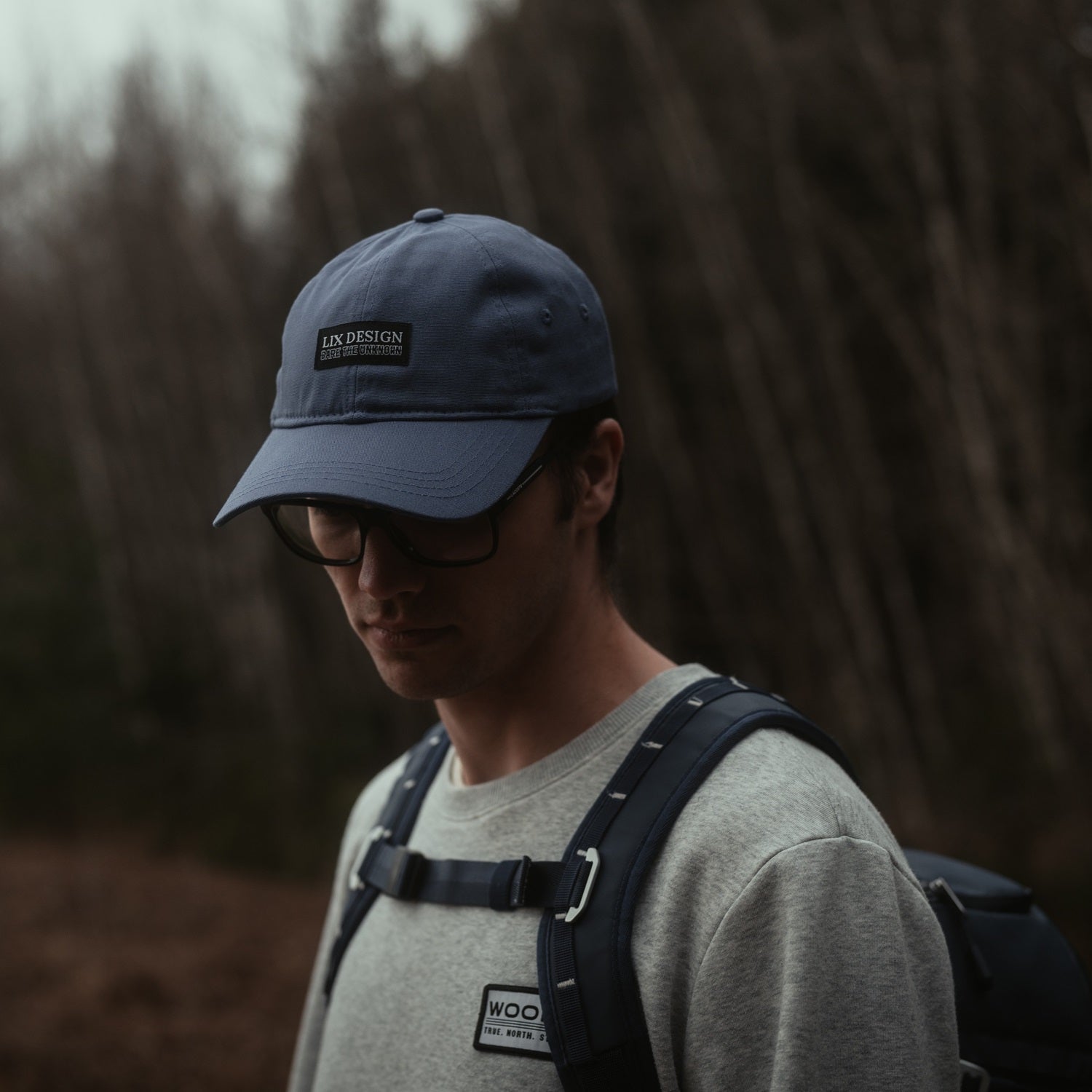 Casquette de couleur bleue fait de matières recyclées. Conçu par Lix design une entreprise québécoise.