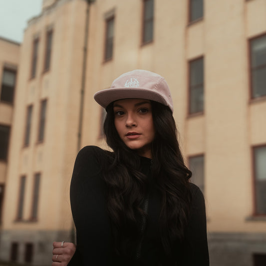 Casquette en corduroy de couleur rose pâle de style plage. Ajustable et confortable. Chapeau de plage rose.