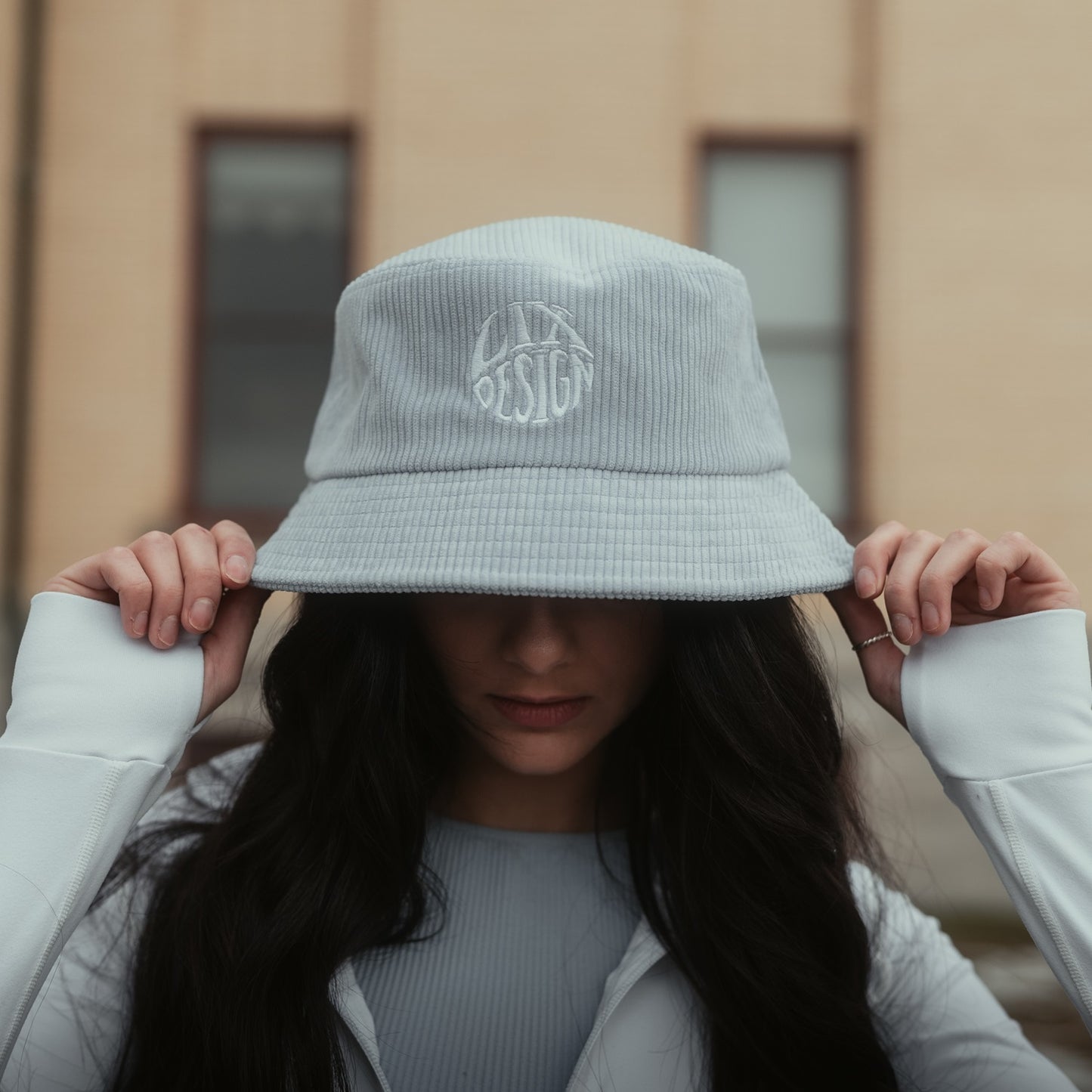 Chapeau de couleur bleu pâle fait de corduroy recyclé. Conçu par Lix design une entreprise Québécoise. Conçu à partir de bouteilles de plastique recyclées. Inscription Lix design brodé en blanc.