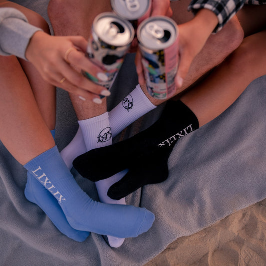 Bas en coton turc parfait pour toit et tes amis. Chaussette longue blanc noir et bleu avec Lix Lix et logo.