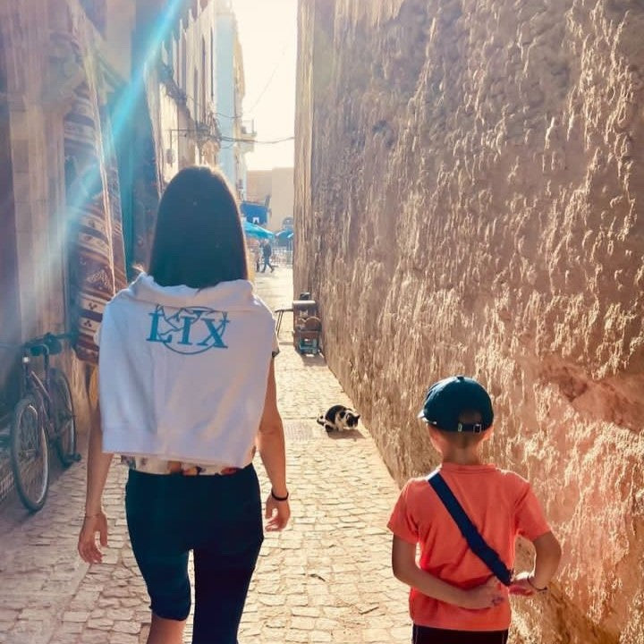 T-shirt manche longue. Chandail de couleur blanc avec logo bleu pâle.