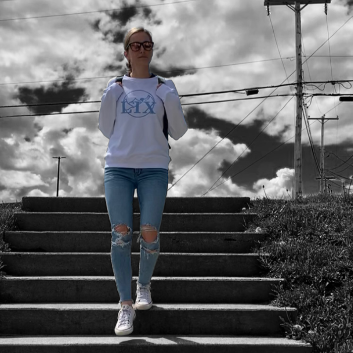 Chandail blanc avec logo bleu pâle au devant conçu par Lix design une entreprise québécoise. T-shirt manche longue de couleur blanc. Léger pour l'été.  Reckless clothing. Reckless clothes.