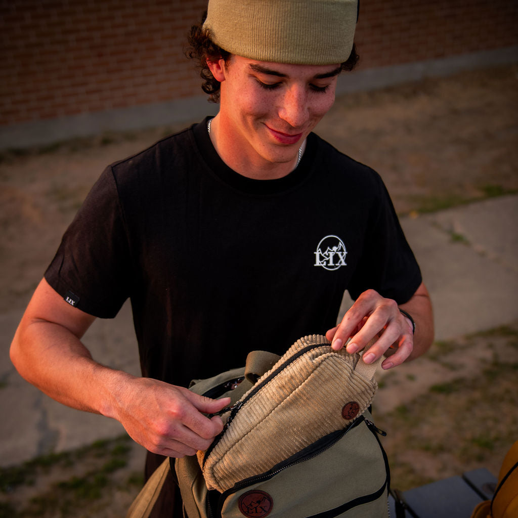 Étui à crayon en velours côtelé de couleur beige. Grand compartiment de couleur beige. Backpack made in canada. Lix. Sac a dos Canada