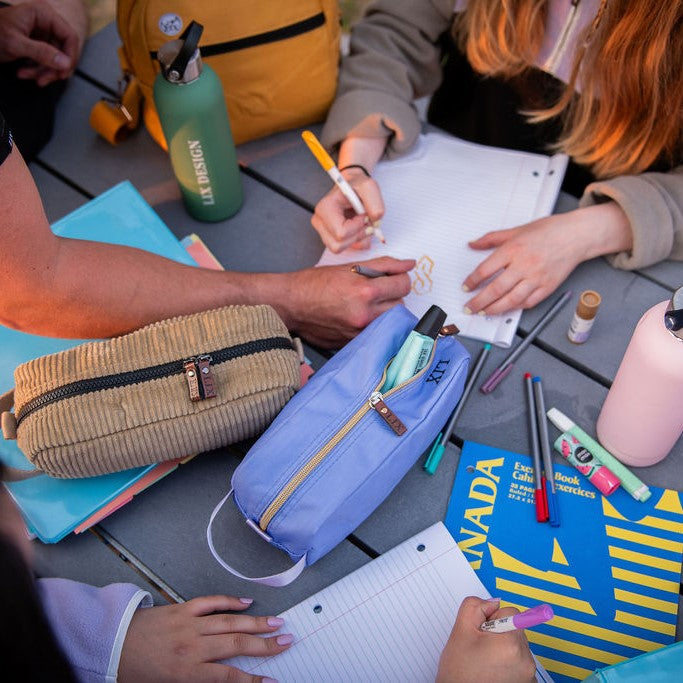 Trousse à crayon en velours côtelé conçu par Lix design une entreprise québécoise. Étui à crayon.