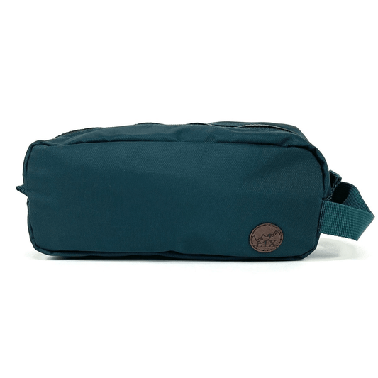 Trousse de voyage de couleur verte émeraude conçu par Lix design une entreprise québécoise. Fais de matières recyclées, de bouteilles de plastique post consommation. Avec logo embossé dans un badge en cuir synthétique de couleur brune. Étui grande taille. Étui