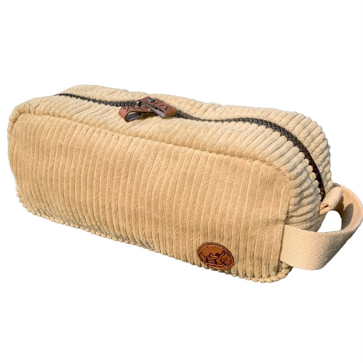 Étui en velours côteler beige concu pour l'école par Lix design. Grande ouverture double sens pouvant contenir tous tes essentiels de voyage.