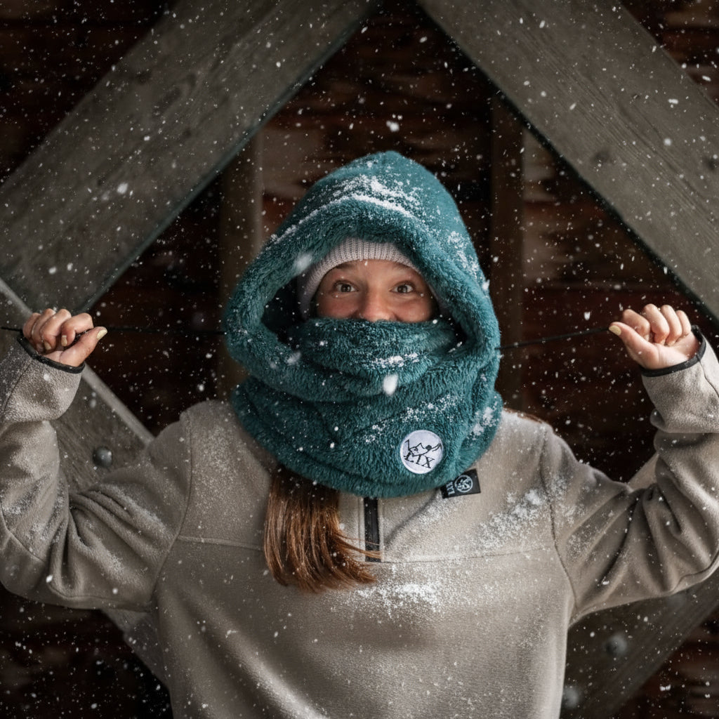 Hooder fluff passe-montagne de couleur bleu vert en polar fluff collection roadtrip. Grandeur adulte ou par-dessus le casque de ski. Rider hood. Mountain hood.