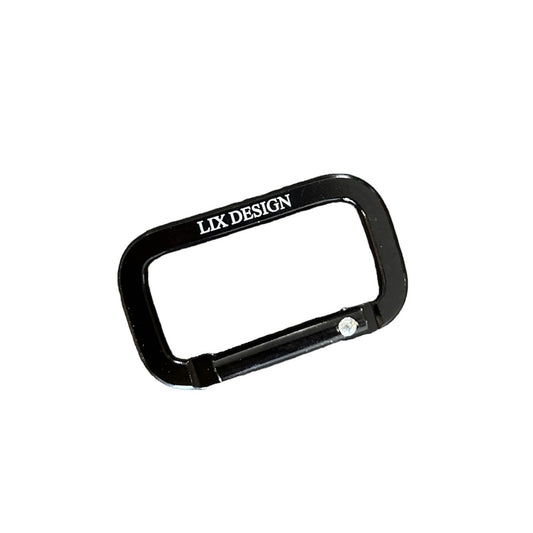 Mousqueton rectangulaire de couleur noire avec inscription Lix design.