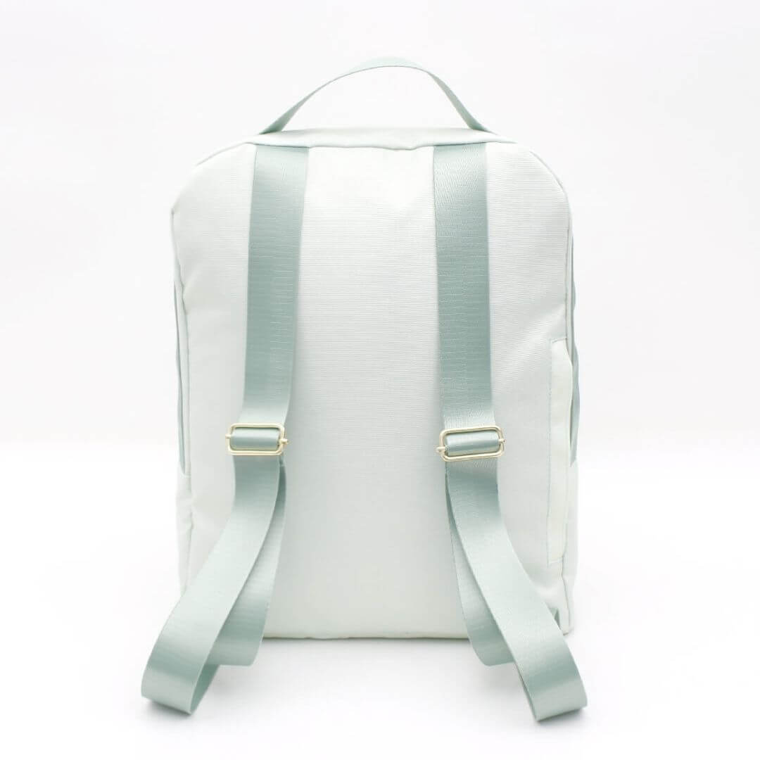 Sac à dos d'école pour le secondaire ou le primaire. Grandeur 16L de couleur vert menthe et accessoires de couleur or. Sangle vert menthe ajustable. Backpack made in canada. Lix. Sac a dos Canada