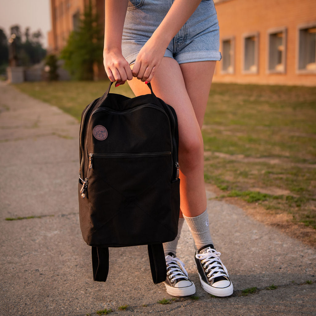 Sac ;a dos noir en polyester recyclé conçu au Québec. RPET. Végan et écoresponsable. Backpack made in canada. Lix. Sac a dos Canada