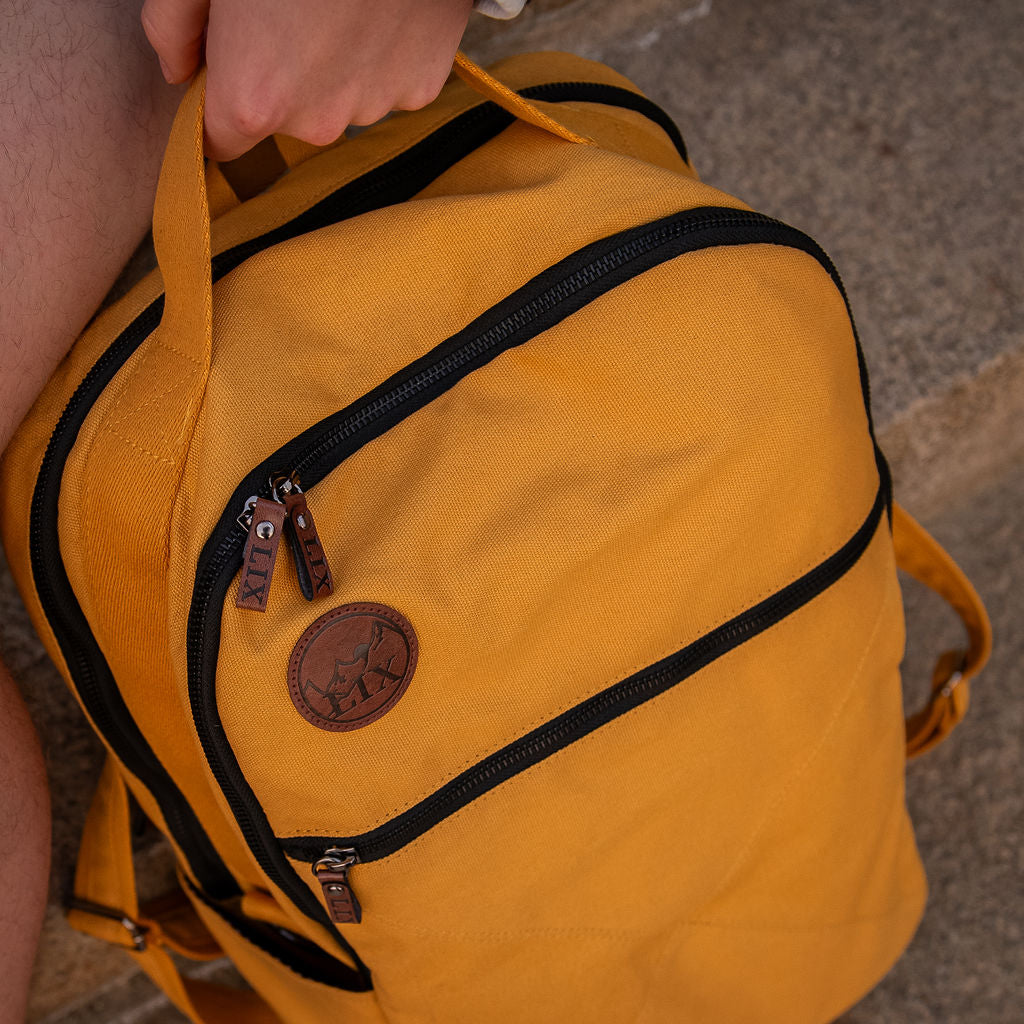 Sac à dos de couleur jaune ocre. Fabriqué à partir de bouteilles d'eau recyclées à 100% post-consommation. Backpack made in canada. Lix. Sac a dos Canada