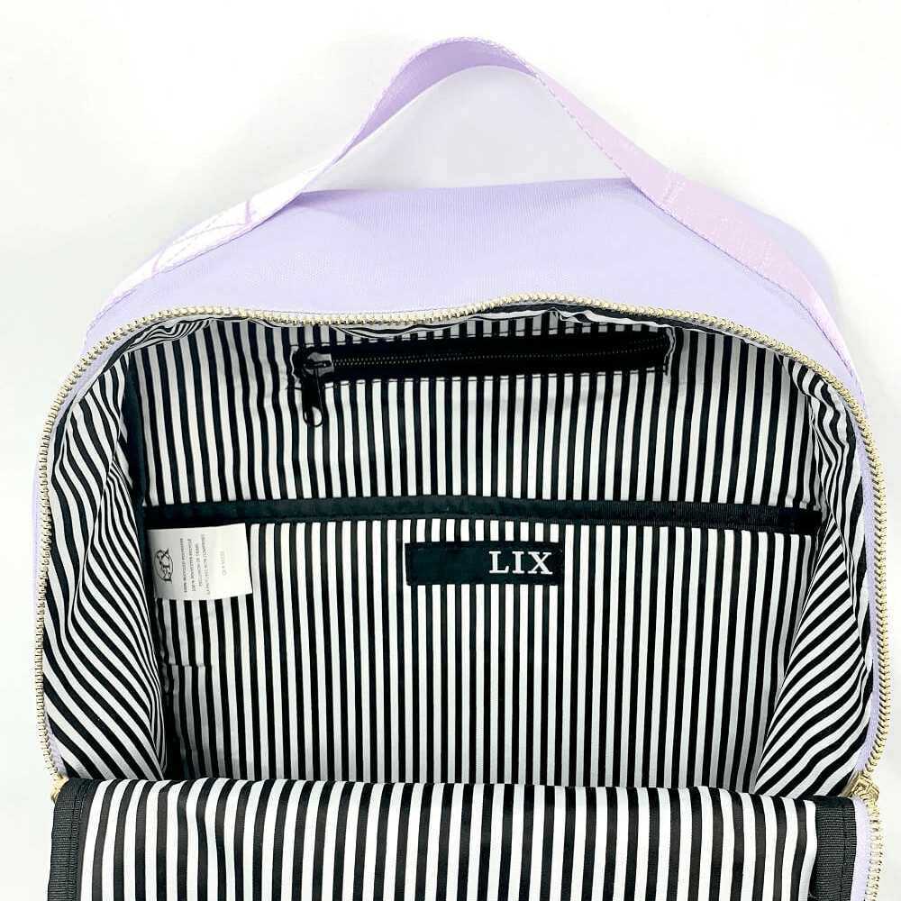 Sac à dos avec intérieur lignée blanc et noir. Conçu pour durer.  Slow fashion. Sac à dos mauve avec intérieur rayé noir et blanc. Matières recyclées. pochette à ordinateur 15''. recyclé. Conçu par Lix design une entreprise québécoise. Zipper or. Backpack made in canada. Lix. Sac a dos Canada
