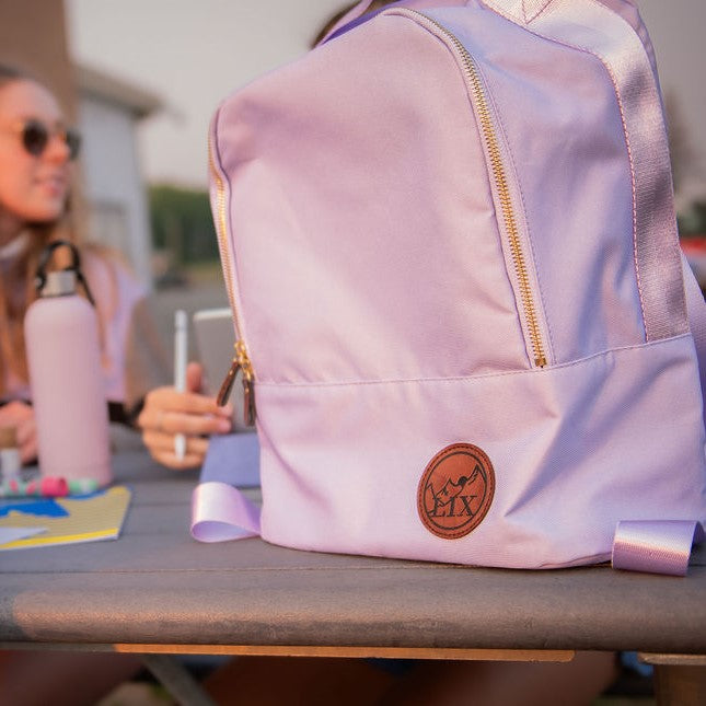 Sac à dos pour l'école, écoresponsable et végan. Sac d'école pratique de couleur lilas. Sac à main sacoche de couleur mauve lilas. Fait de bouteille de plastique recyclé par une entreprise québécoise. Backpack made in canada. Lix. Sac a dos Canada