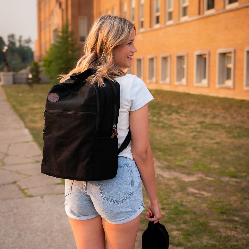 Sac à dos de couleur noir. Conçu au Québec par Lix design. Backpack made in canada. Lix. Sac a dos Canada